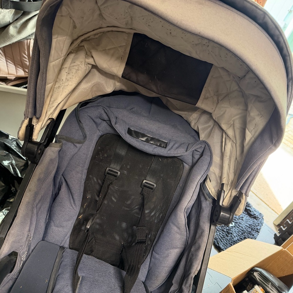 Nuna Tavo Stroller (for parts) 2 back wheels and seat liner are all thats left - Picture 4 of 10